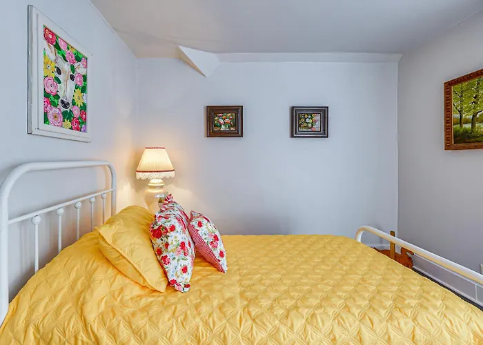 Spacious Vintage Gem W/ Sunroom In Manistee!
