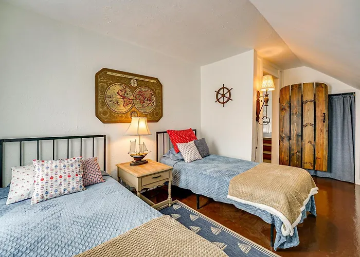 Spacious Vintage Gem W/ Sunroom In Manistee!