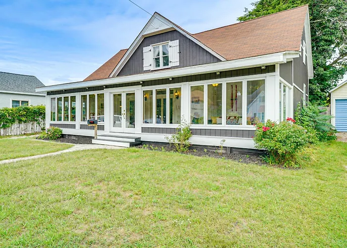 Spacious Vintage Gem W/ Sunroom In Manistee!