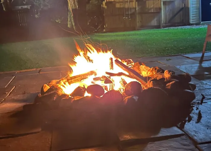 515Escape - Near Downtown, Private Backyard, Firepit, Bbq, Fun!