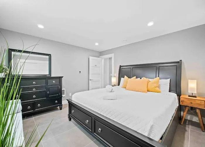 New! - Bright Modern Entire Unit King Bed!