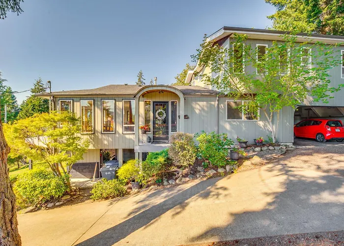 Gig Harbor Home: Large Deck, Outdoor Dining Area