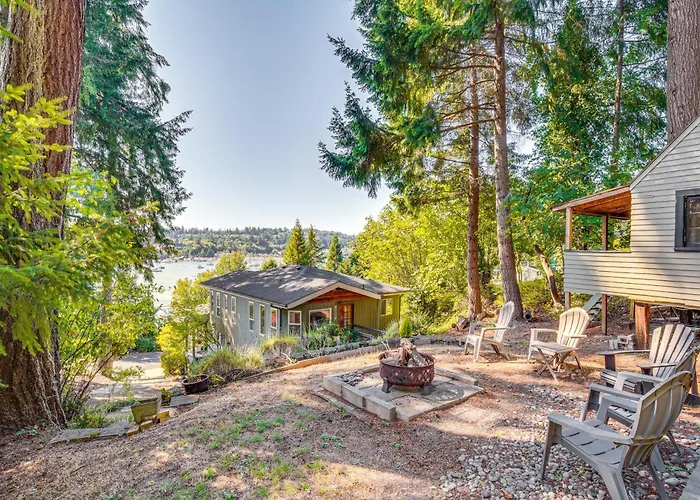 Gig Harbor Home: Large Deck, Outdoor Dining Area