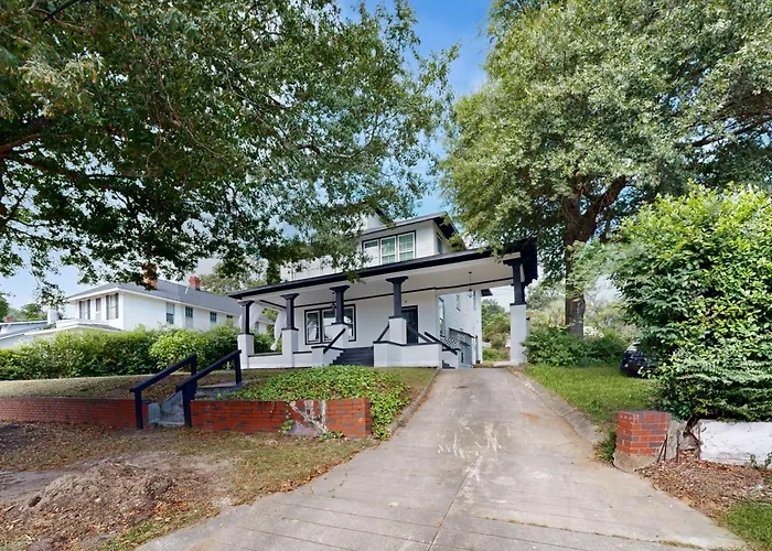 < 2 Mi Dtwn Augusta: Charming Historic Home