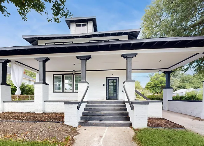 < 2 Mi Dtwn Augusta: Charming Historic Home