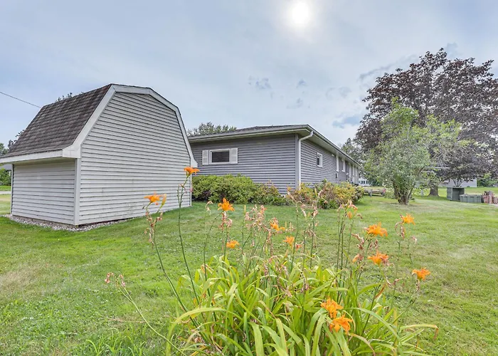 12 Mi To Castle Rock Lake: Serene New Lisbon Home!