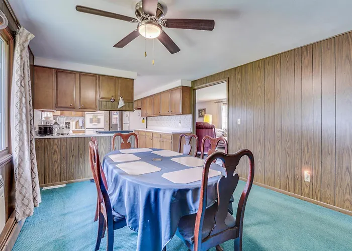 12 Mi To Castle Rock Lake: Serene New Lisbon Home!