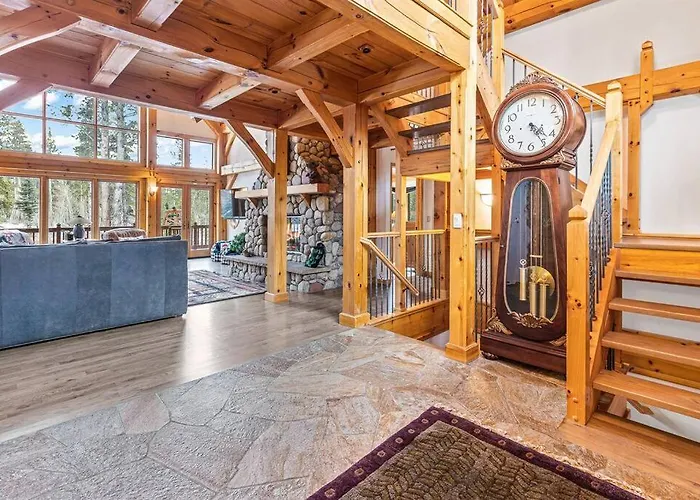 Spacious Luxury Home With Private Hot Tub