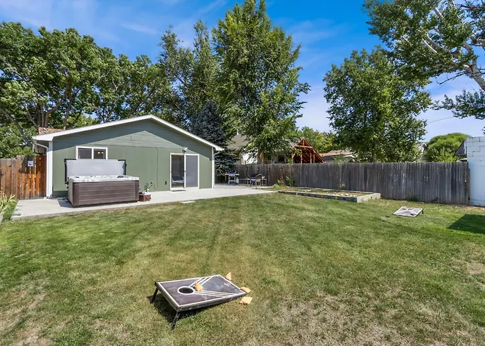 Downtown Windsor Home With Hot Tub And Pool Table