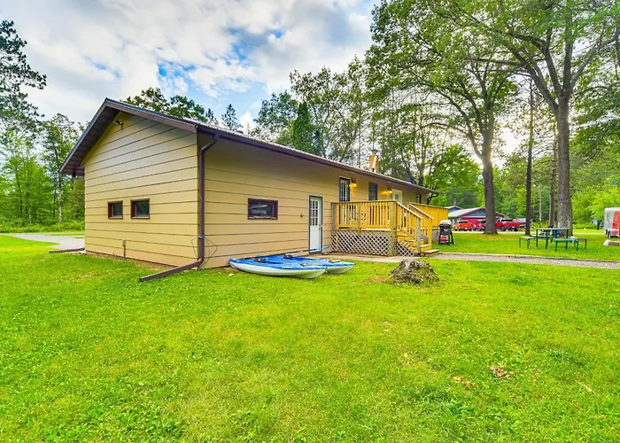 Hayward Home W/ Private Deck, Fire Pit & Kayak!