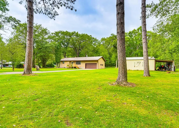 Hayward Home W/ Private Deck, Fire Pit & Kayak!