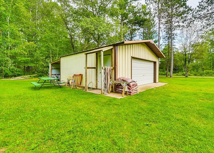 Hayward Home W/ Private Deck, Fire Pit & Kayak!
