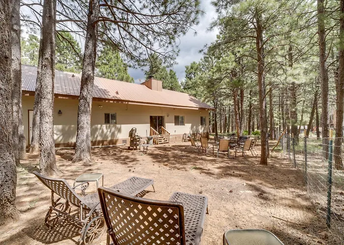 Fire Pit & Grill: Spacious 'Forest Lakes Chalet'