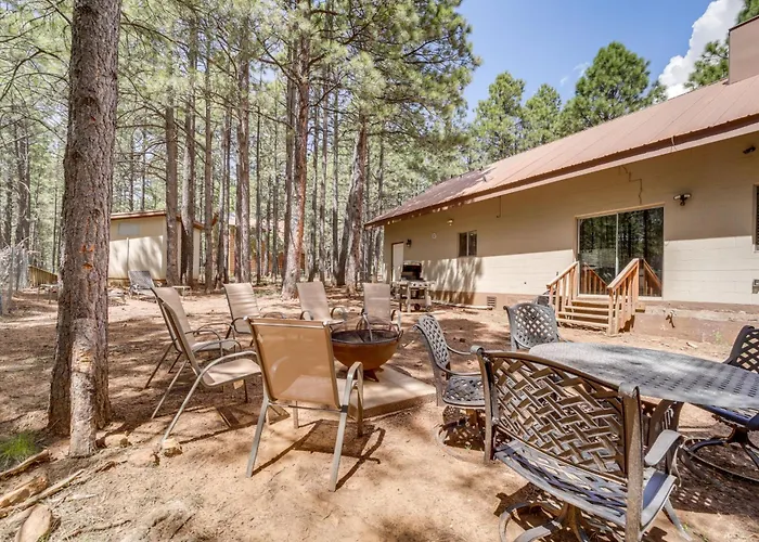 Fire Pit & Grill: Spacious 'Forest Lakes Chalet'