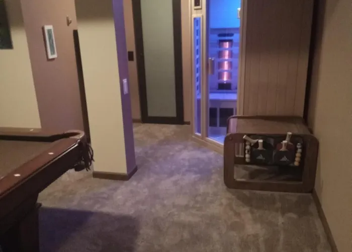 Super Suite With Sauna, Pool Table And Arcade Game