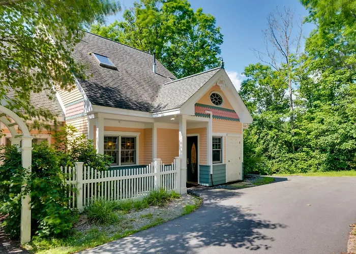 Mountain Views: Beautiful Nestlenook Farm Home!