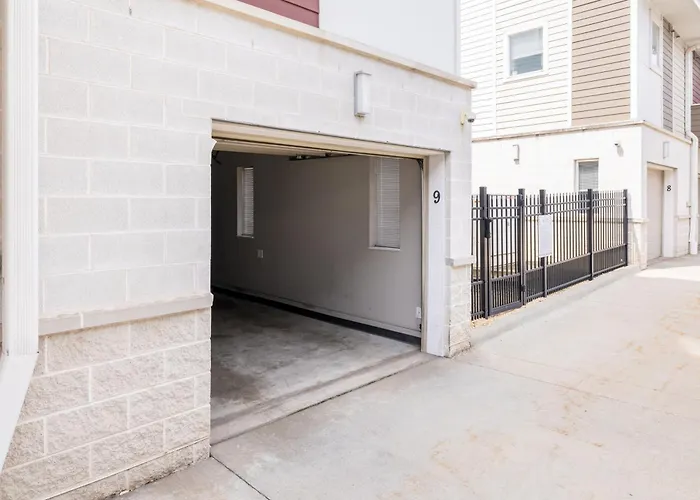 Luxury Downtown Townhome Private Garage Unit 9