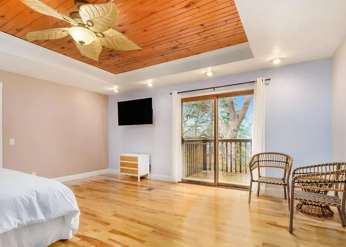 Peaceful Forested 5 Bdrm Near Lake Sleeps Up To 16