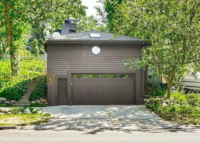 Pet-Friendly Minneapolis Studio: Walk To Lake!