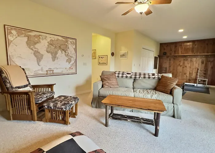 Slopeside Chalet- Ski To And From Your Home!