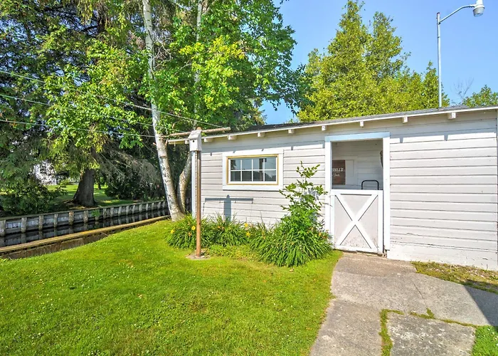 'Tiny House Cottage 6' W/ Dock On Crooked Lake