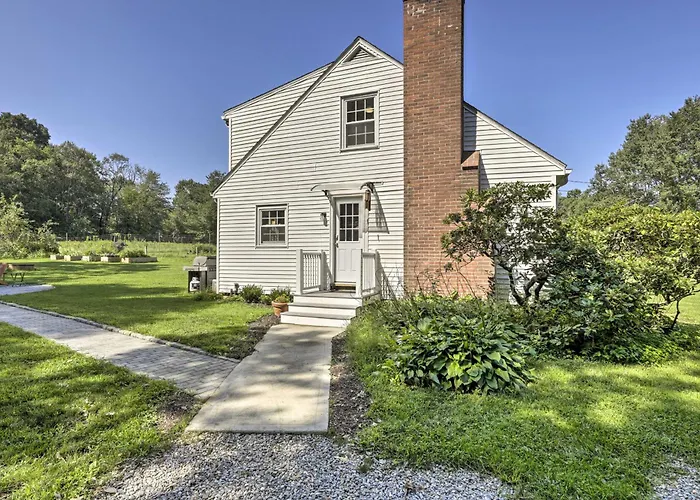Hampton 'Quiet Corner Cottage' W/ Fireplace & Yard