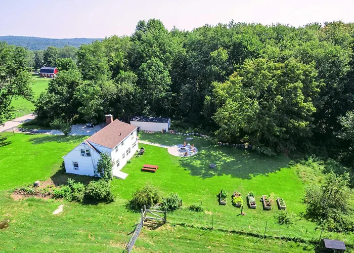 Hampton 'Quiet Corner Cottage' W/ Fireplace & Yard
