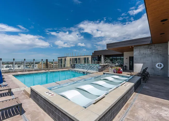Downtown Views! Amazing Pool Gym Hottub Luxury Apt