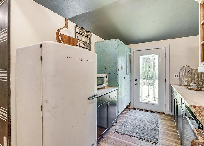 Hot Tub + Yard: Farmhouse By Michigan Beaches!