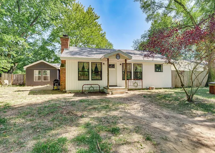 Hot Tub + Yard: Farmhouse By Michigan Beaches!