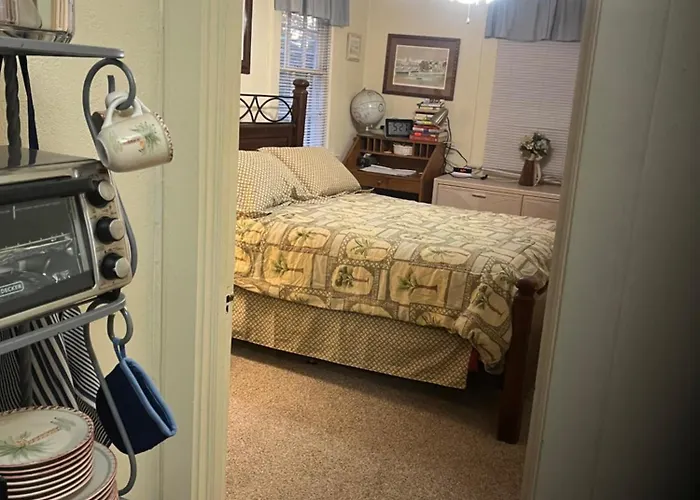 Charleston, Sc Themed - Private 1 Queen Bed 1 Bath Apartment 2 Futons That Fold Out Flat To Sleep On & Leather Love Seat Gas Logs In Living Room Full Kitchen Poker Bumper Pool Table Conveniently Located In Columbia South Carolina 1 Queen Bed & 2 Sofa