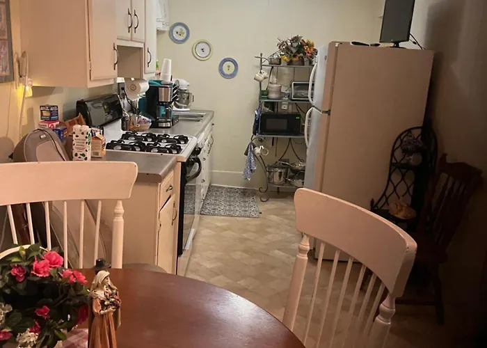 Charleston, Sc Themed - Private 1 Queen Bed 1 Bath Apartment 2 Futons That Fold Out Flat To Sleep On & Leather Love Seat Gas Logs In Living Room Full Kitchen Poker Bumper Pool Table Conveniently Located In Columbia South Carolina 1 Queen Bed & 2 Sofa