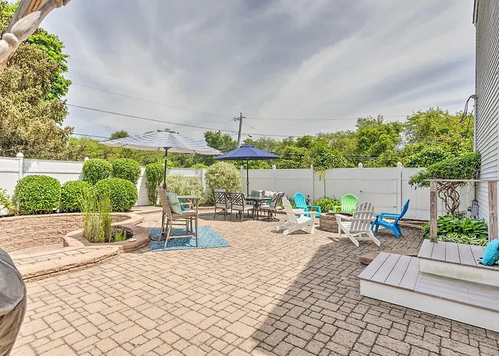 South Kingstown Vacation Rental: 2 Mi To Beach!