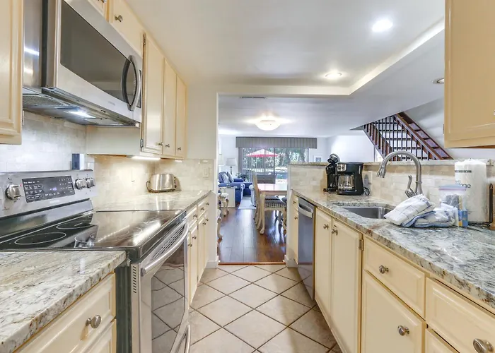 Golf Course Views & Beach Access: Shipyard Villa