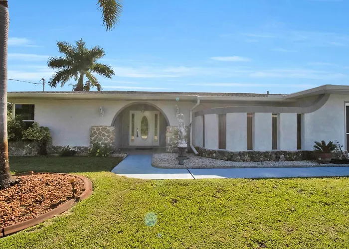 Pet Friendly Canal Front 3-Bedroom Grand Villa With Pool, Linai And Dock