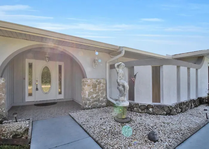 Pet Friendly Canal Front 3-Bedroom Grand Villa With Pool, Linai And Dock