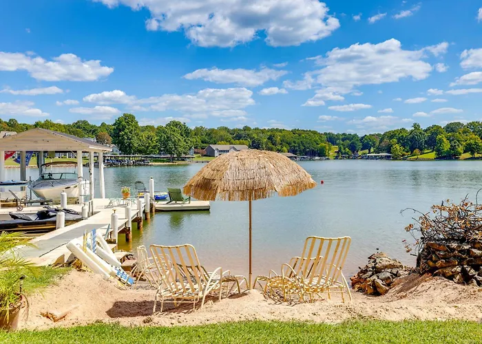 Couple'S Smith Mtn Lake Getaway W/ Private Beach