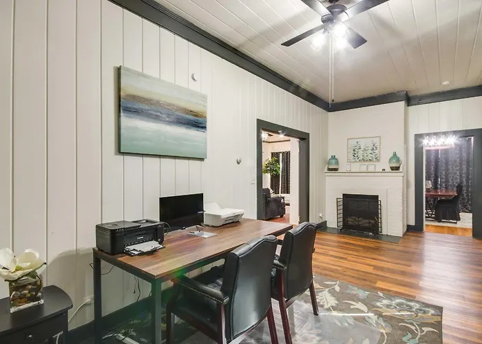 Updated Cottage W/ Fireplaces In North Greenwood!