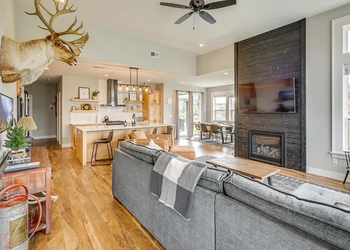 Stylish Montana Vacation Rental W/ Private Hot Tub