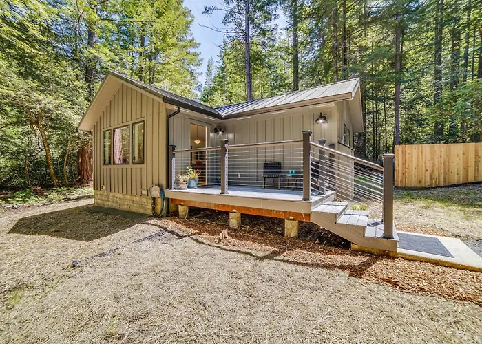 Peaceful Mendocino Cottage Surrounded By Redwoods