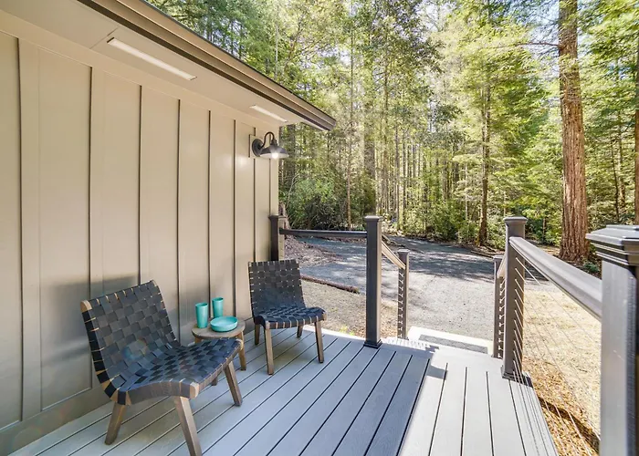 Peaceful Mendocino Cottage Surrounded By Redwoods