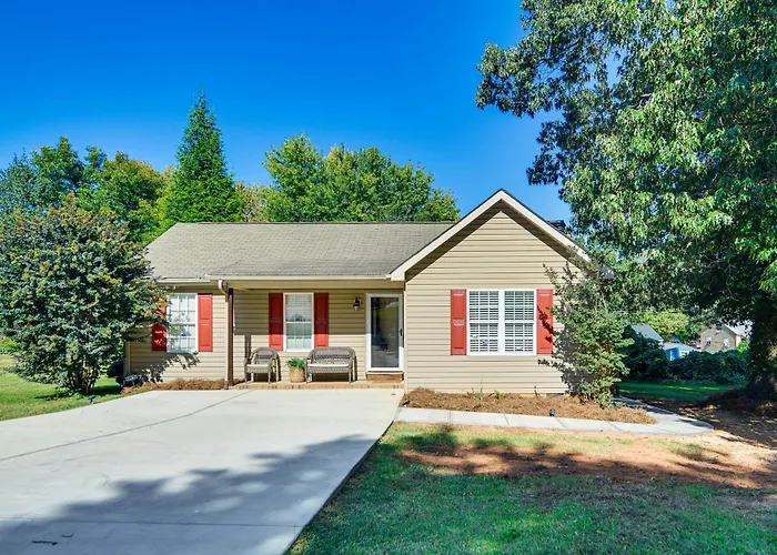Central High Point Home < 1 Mi To Downtown!