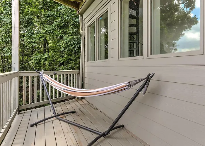 Mountain Top Escape - Stunning Mountain Views & Bubbling Hot Tub!