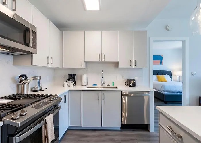 Modern Apt Close To Downtown