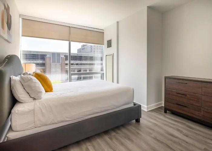 Modern Apt Close To Downtown