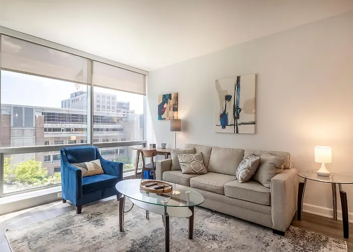 Modern Apt Close To Downtown