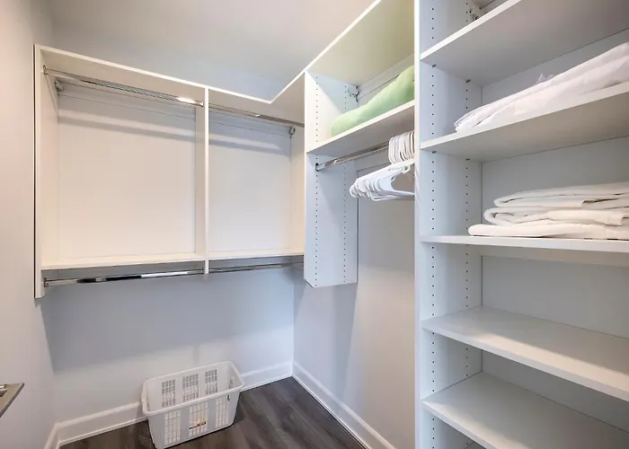 Modern Apt Close To Downtown