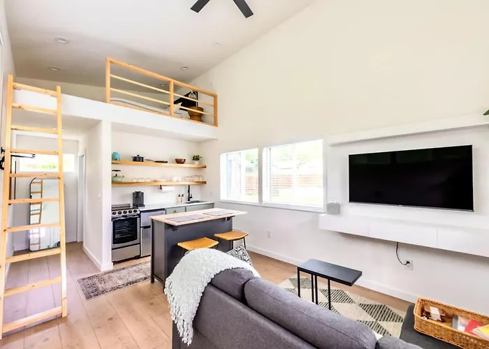 Extended Stay Retreat - Cozy Yet Spacious Tiny Gem