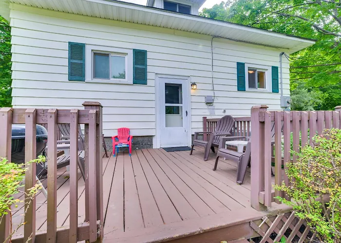 Walk To Lake Michigan: Pet-Friendly Charlevoix Gem