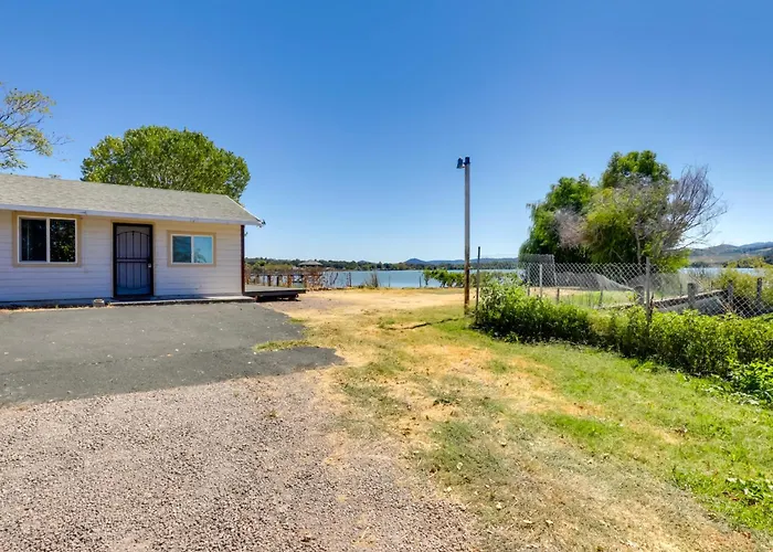 End Unit W/ Clear Lake Access In Norcal!